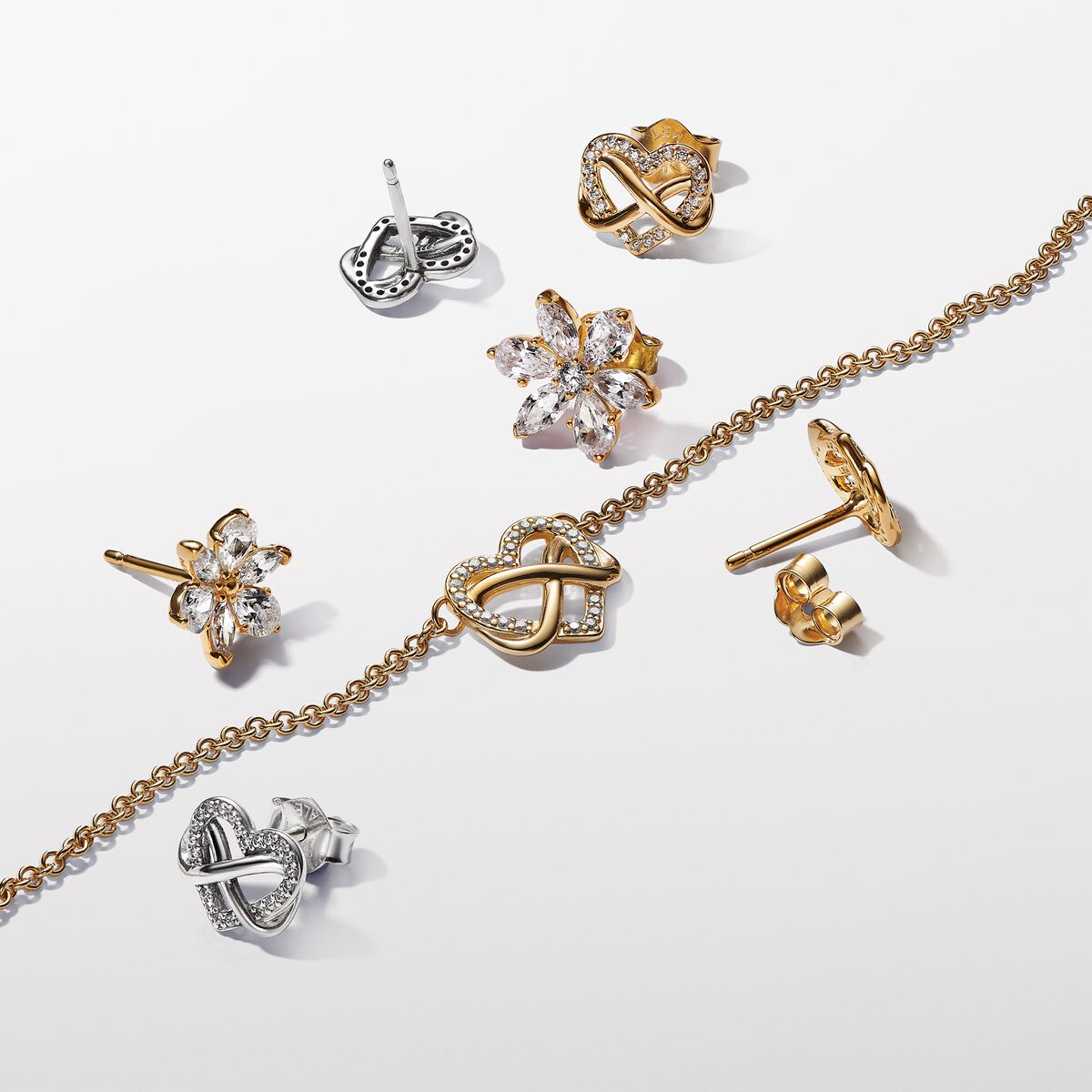 Collar Pandora Corazón Infinito Brillante Oro 14k